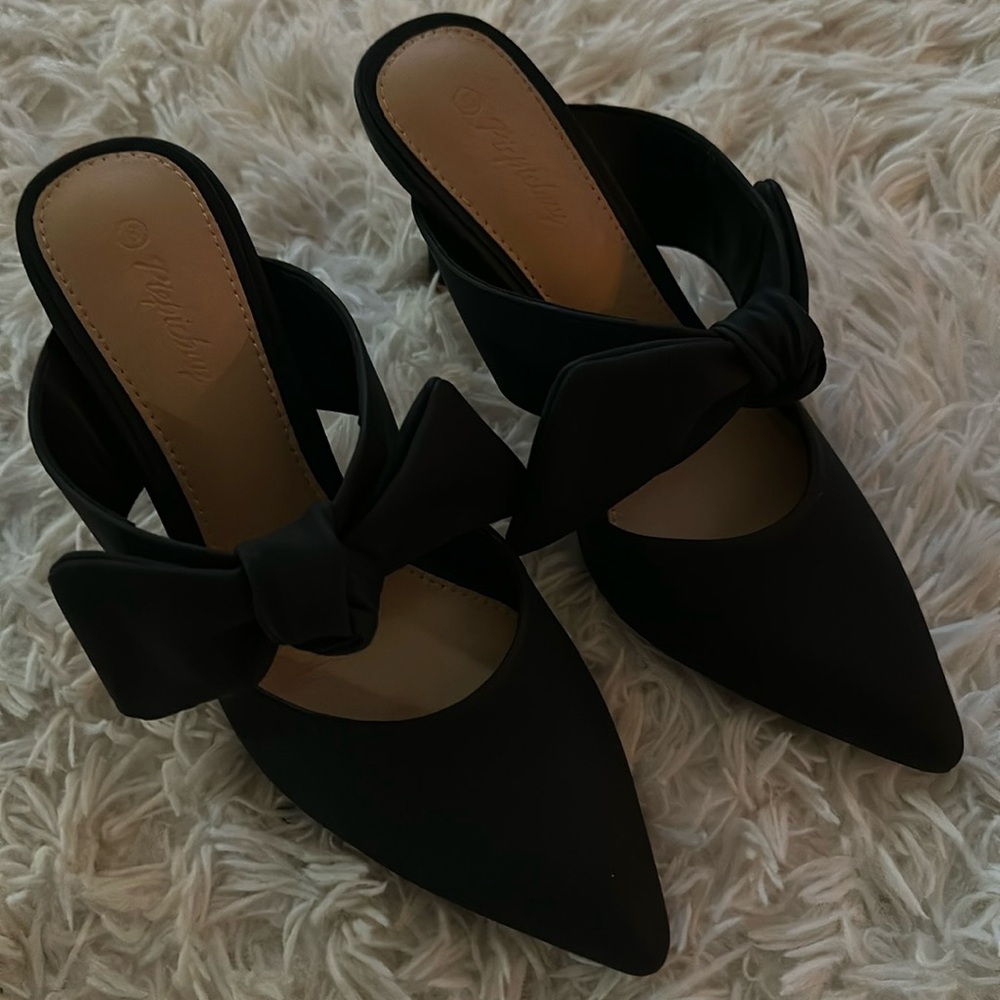 Black bow heels